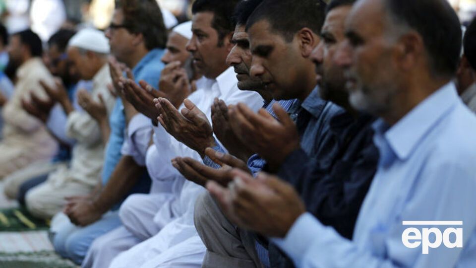 Без регистрации мусульманских общин традиционные молебны в Крыму стали вне закона