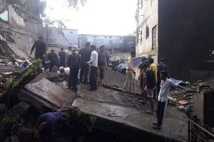 Спасатели ищут людей под обломками рухнувшего в Индии дома