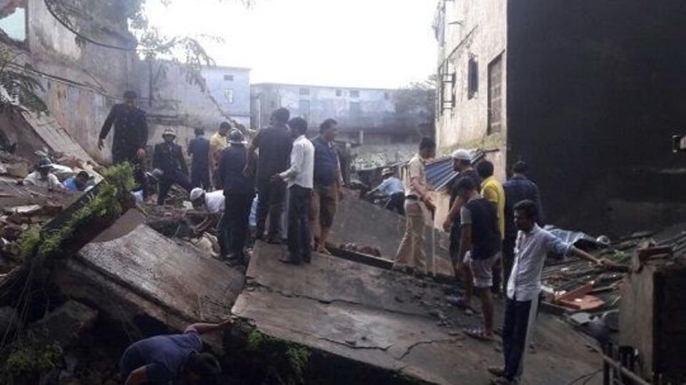 Спасатели ищут людей под обломками рухнувшего в Индии дома