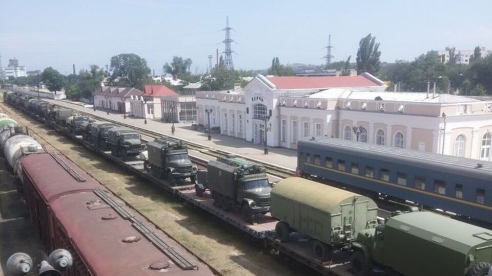 В Крым на пароме перебросили колонны российской военной техники