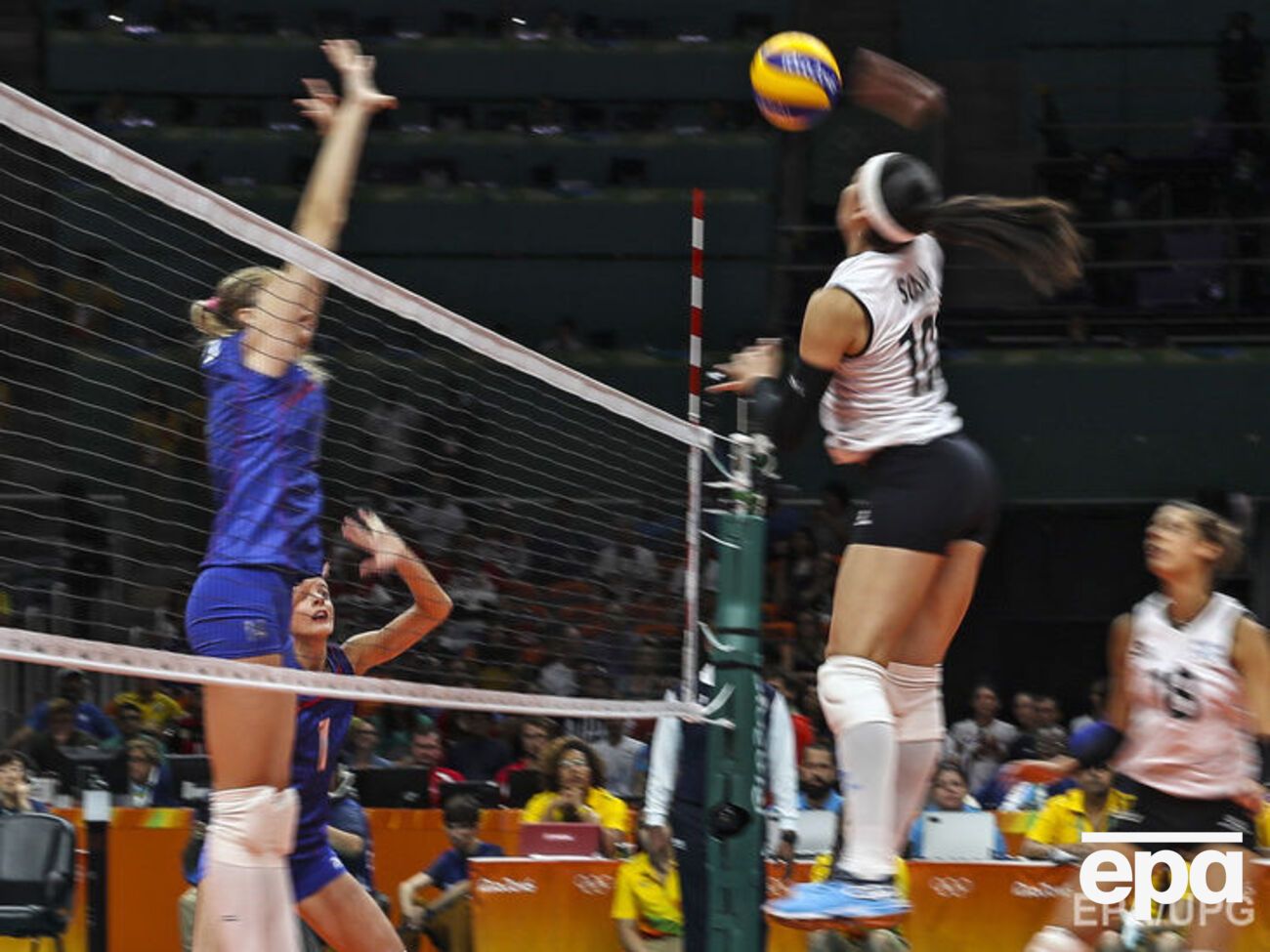 Екатерина Косьяненко (слева) побила рекорд кубинских волейболисток