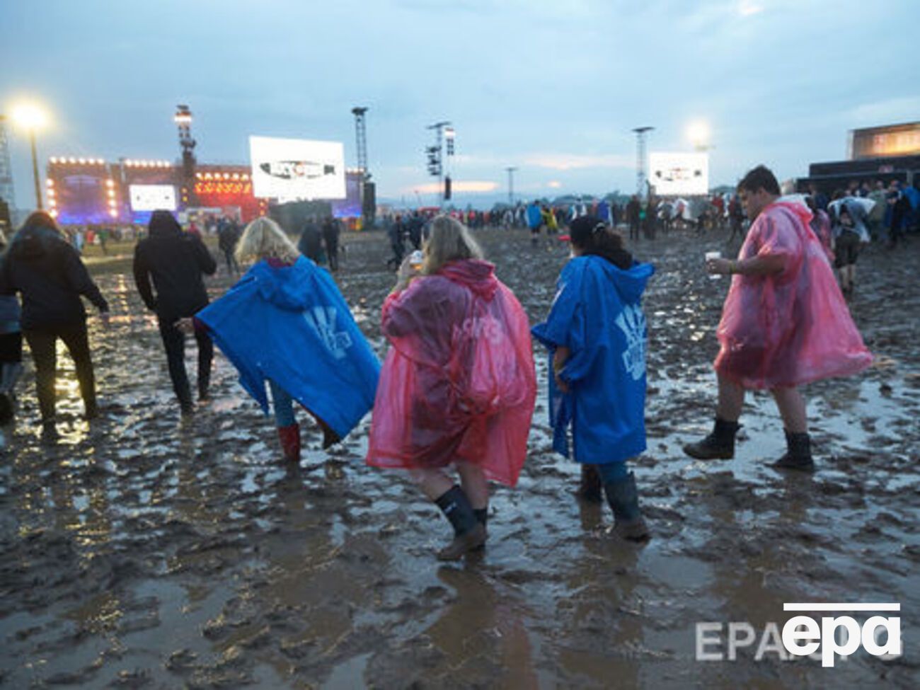 Из-за ураганного ветра три человека получили незначительные травмы