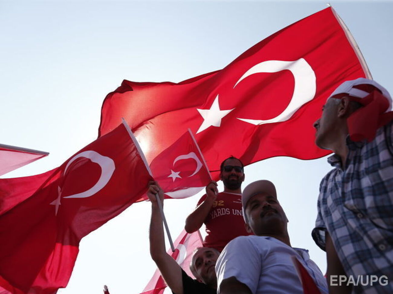 В Стамбуле проходит "Митинг демократии и мучеников", собравший миллион человек. Фоторепортаж