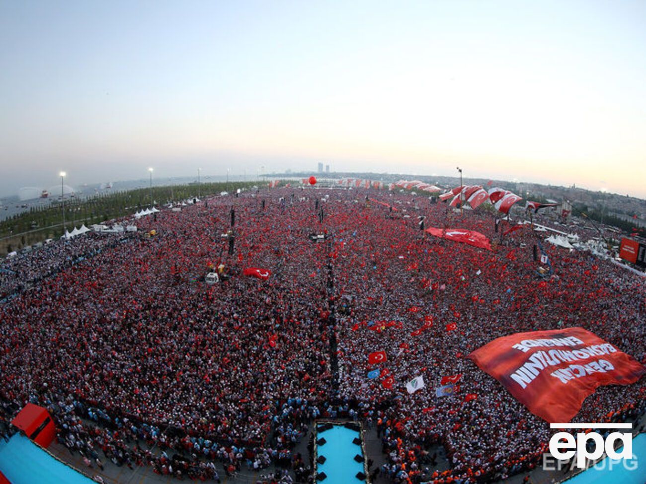 На митинг пришли сторонники президента Турции Реджепа Эрдогана