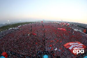 На митинг пришли сторонники президента Турции Реджепа Эрдогана