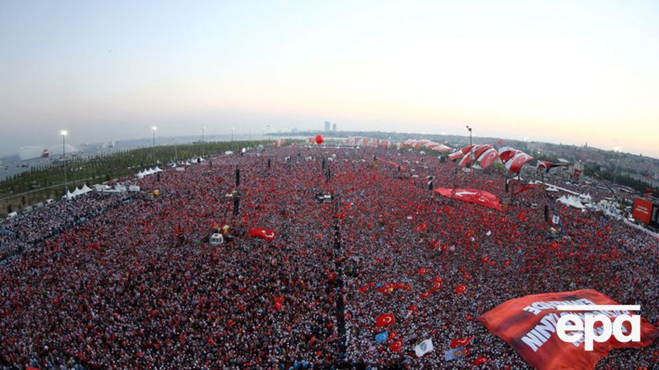 На митинг пришли сторонники президента Турции Реджепа Эрдогана