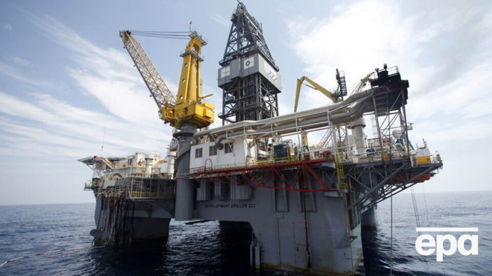 Нефть относительно стабильно дорожает четвертый день подряд