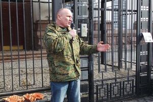 Коханивский: Журналистов и адвокатов не пускают, объяснений не дают
