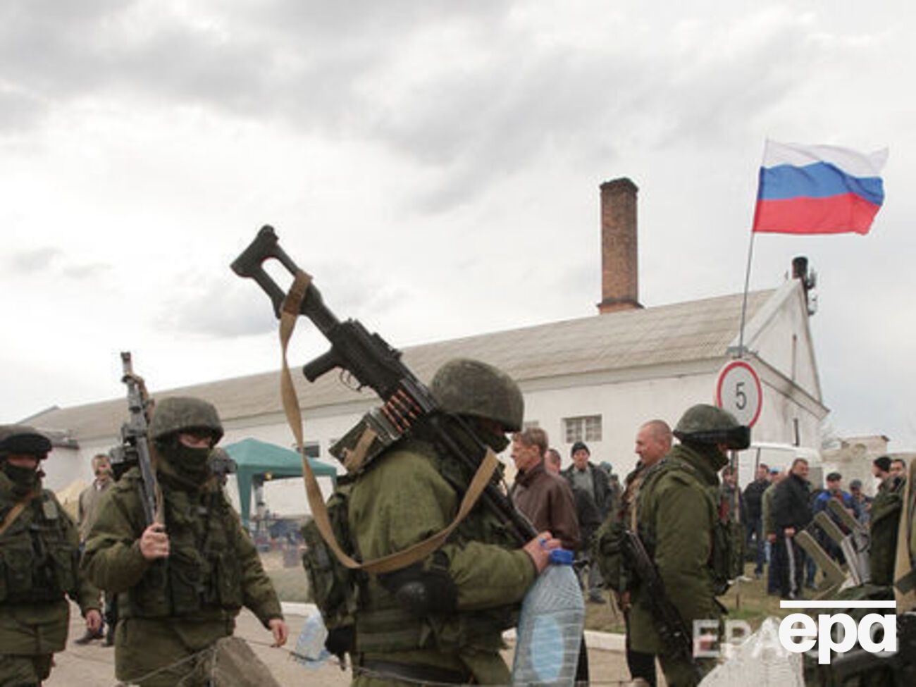 В некоторых районах Крыма установили блокпосты с автоматчиками