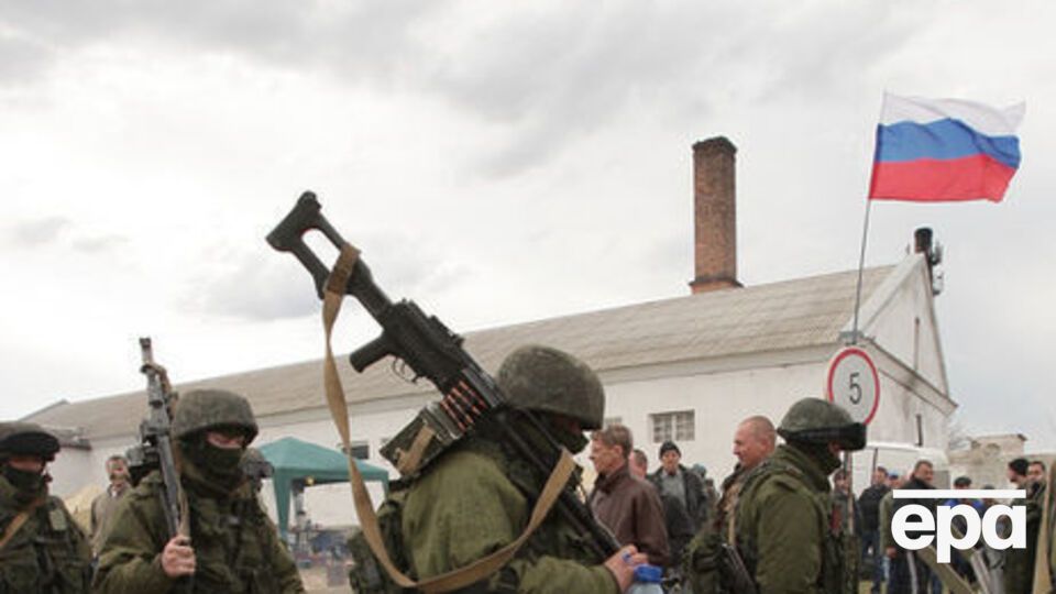 В некоторых районах Крыма установили блокпосты с автоматчиками