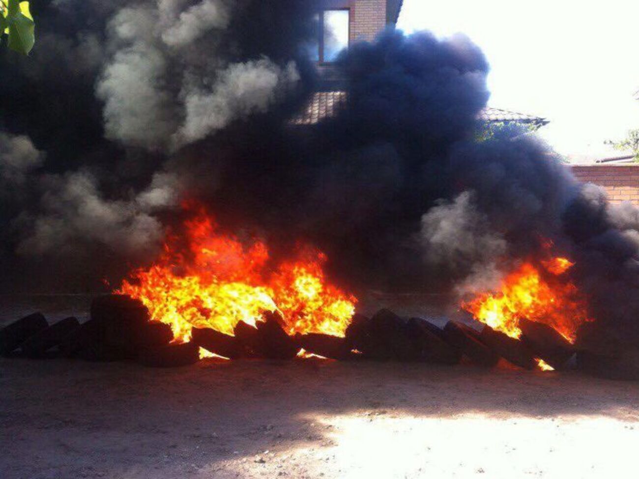 Активисты подожгли шины, но вскоре потушили их