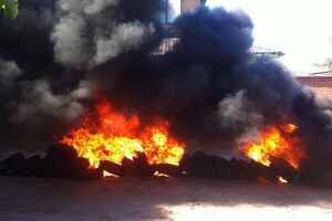 Активисты подожгли шины, но вскоре потушили их