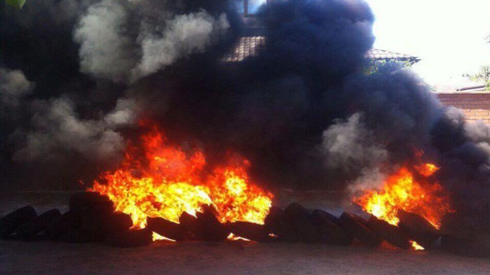 Активисты подожгли шины, но вскоре потушили их