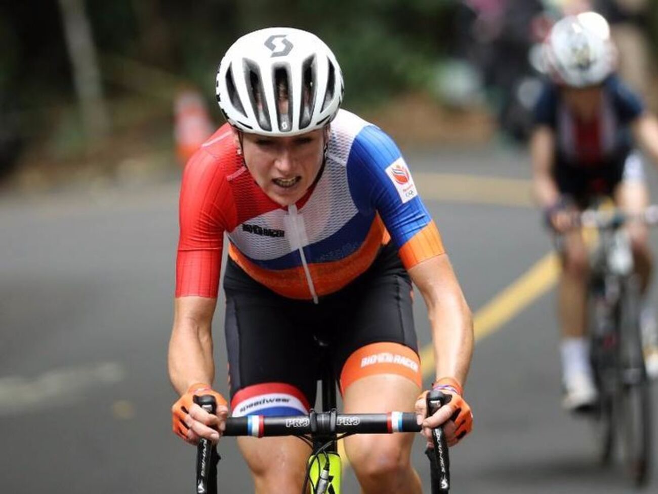 Ван Влетен в момент падения лидировала в гонке