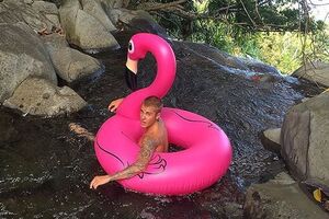 Бибер показал обнаженное тело на отдыхе