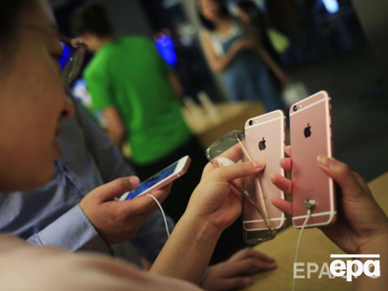 Большинство реселлеров продукции Apple в РФ установили на iPhone 6s и iPhone 6s Plus&nbsp;одинаковые цены и удерживали их в течение "определенного времени"