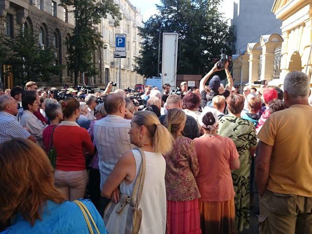 Сегодня возле Администрации Президента проходила акция протеста