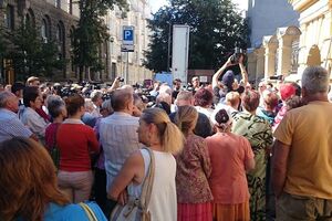 Сегодня возле Администрации Президента проходила акция протеста