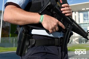 Преступника разыскивают около 100 полицейских с собаками, задействован вертолет