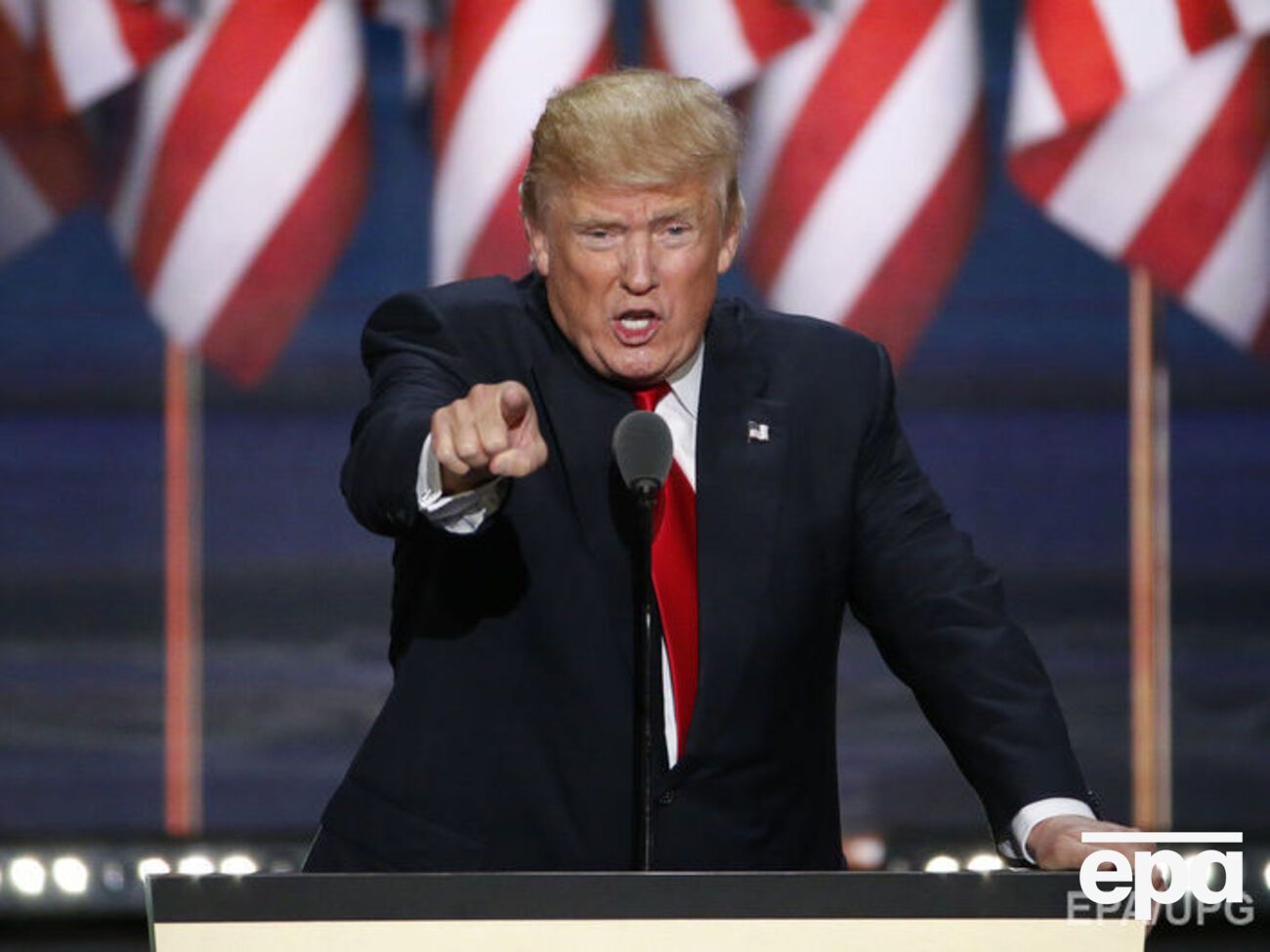 В заявлении говорится, что Трамп угрожает нацбезопасности США