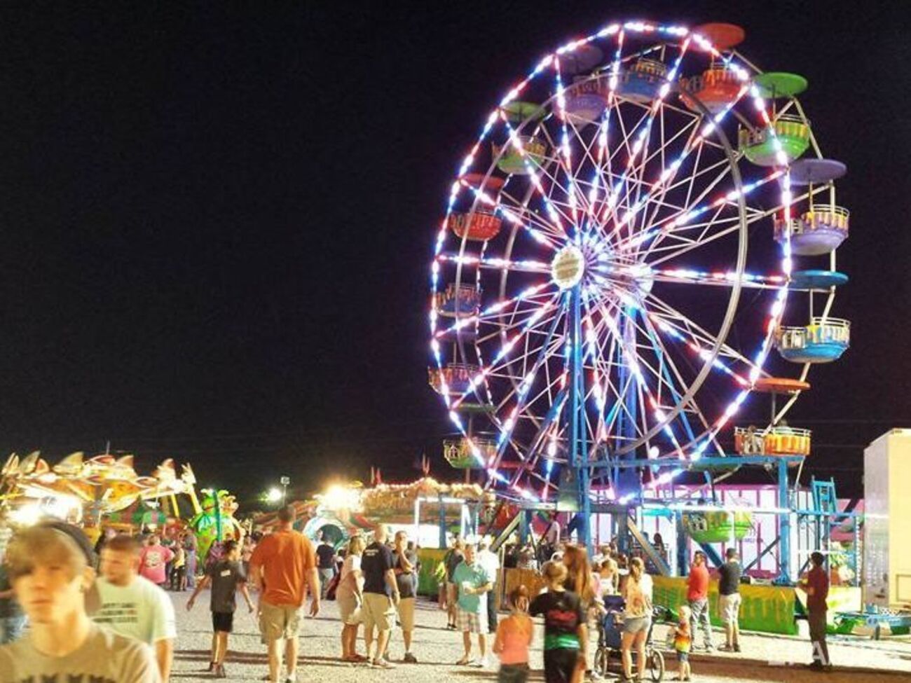 Одна из кабин колеса обозрения перевернулась