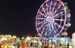 Одна из кабин колеса обозрения перевернулась