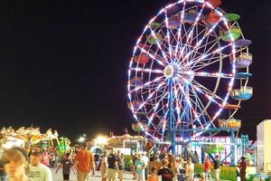 Одна из кабин колеса обозрения перевернулась