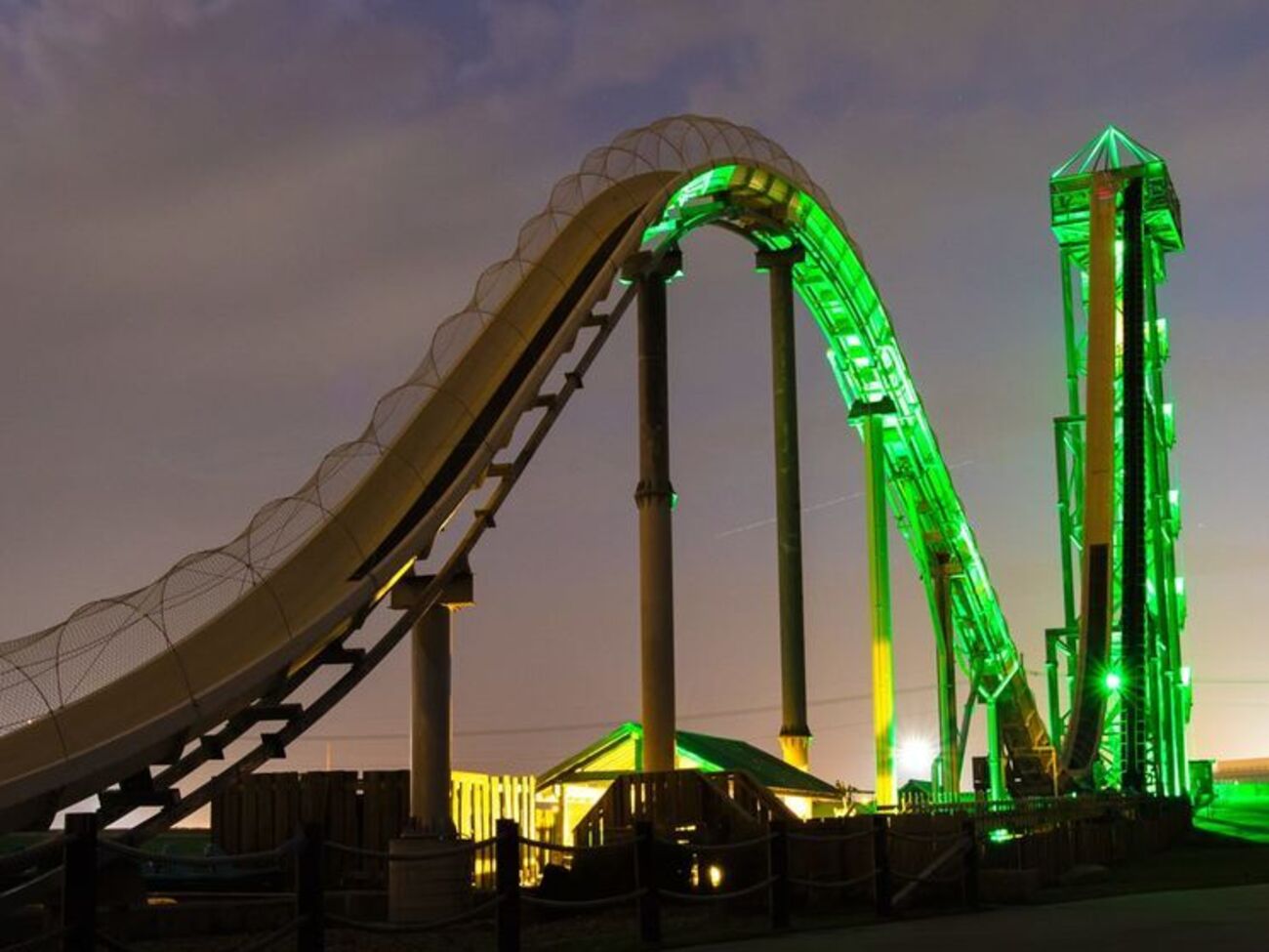 Мальчик погиб, спускаясь с водяной горки