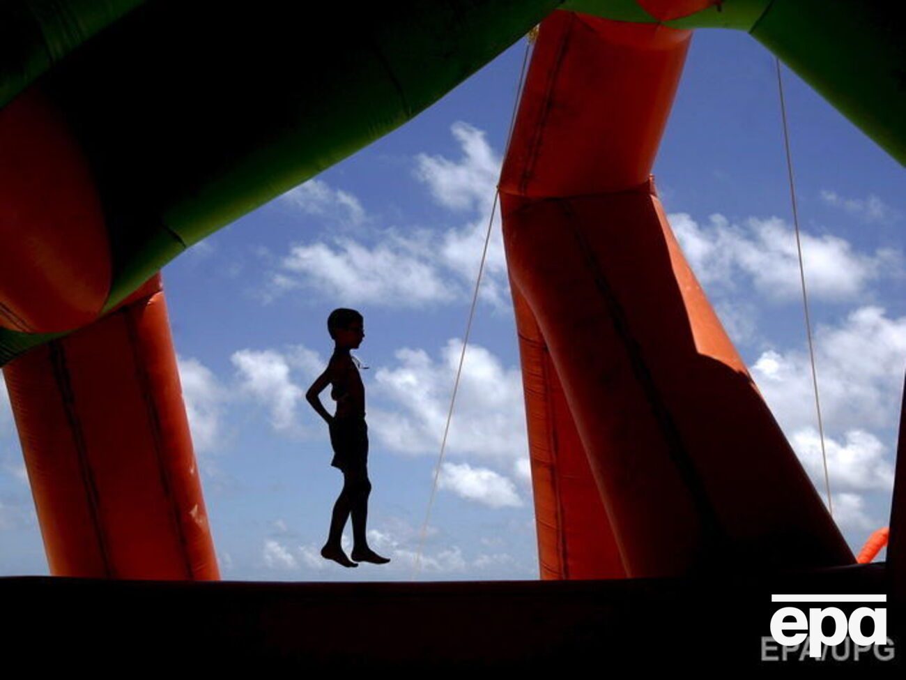 По данным следствия, полицейский "крышевал" бизнес детских аттракционов