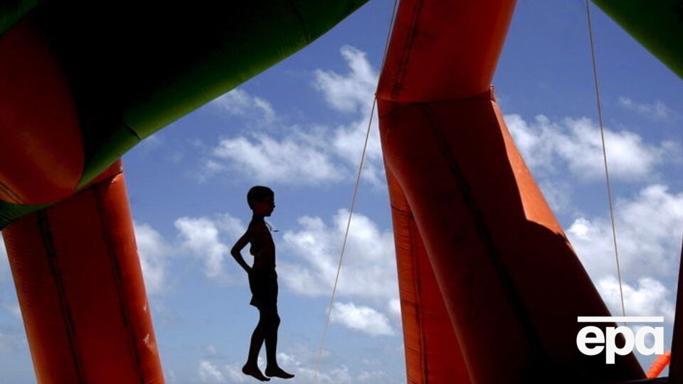 По данным следствия, полицейский "крышевал" бизнес детских аттракционов