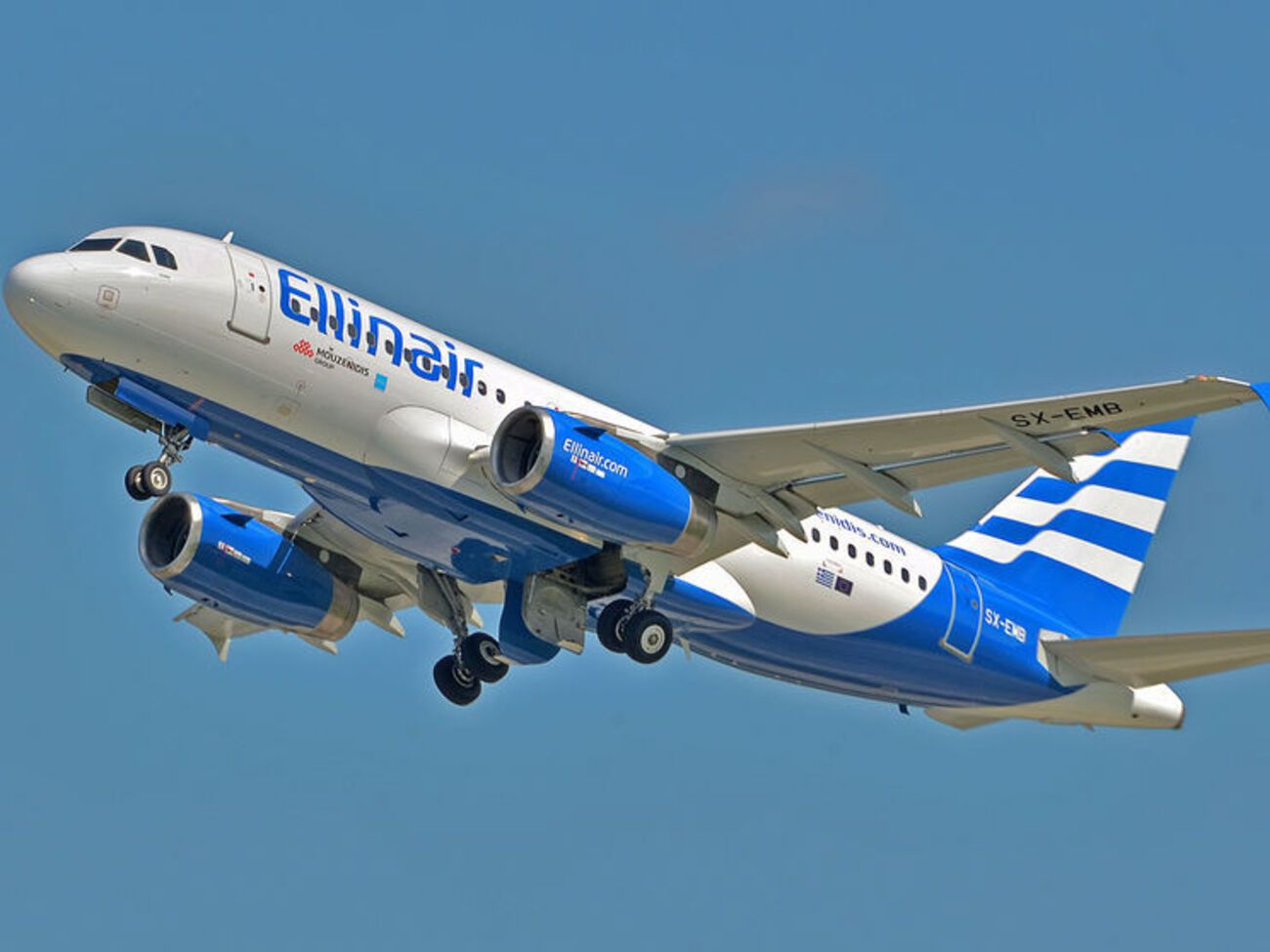 Самолет летел из Салоников