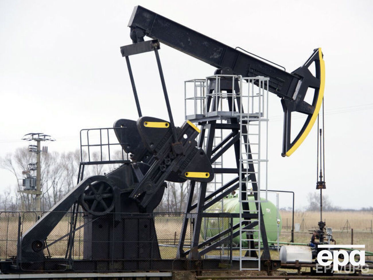 Нефть продолжает падать