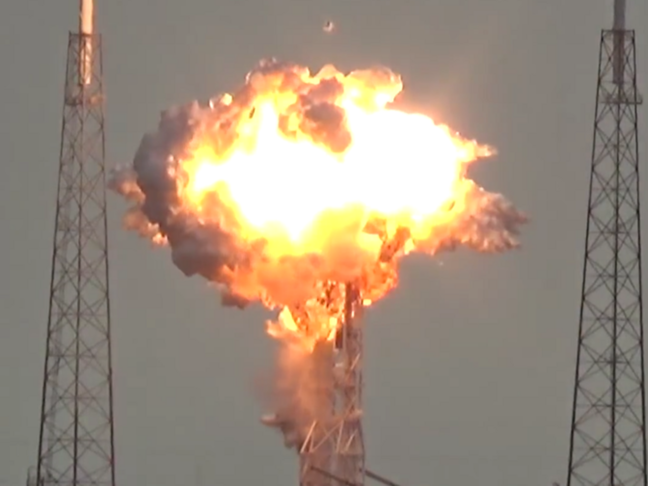 Ракета Falcon 9 взорвалась во время заправки