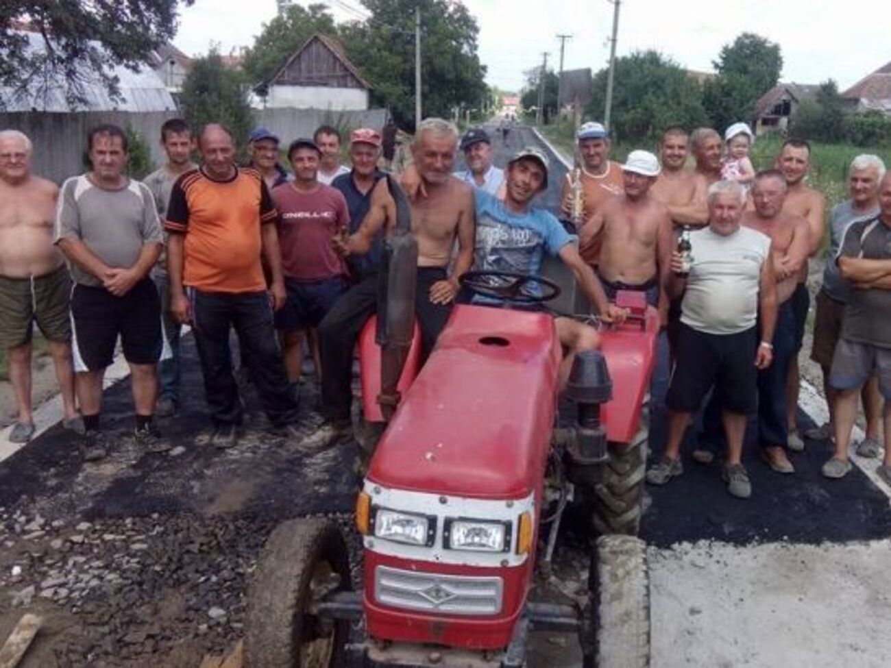 Местные жители "не дождались" ремонта дорог властями