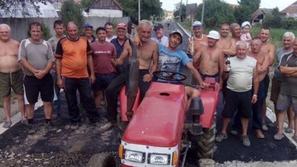 Местные жители "не дождались" ремонта дорог властями