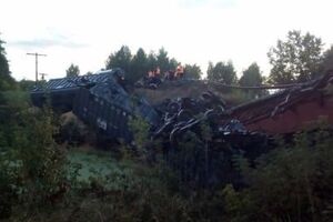 В Саратовской области РФ рухнул мост, несколько вагонов товарного состава упали в реку