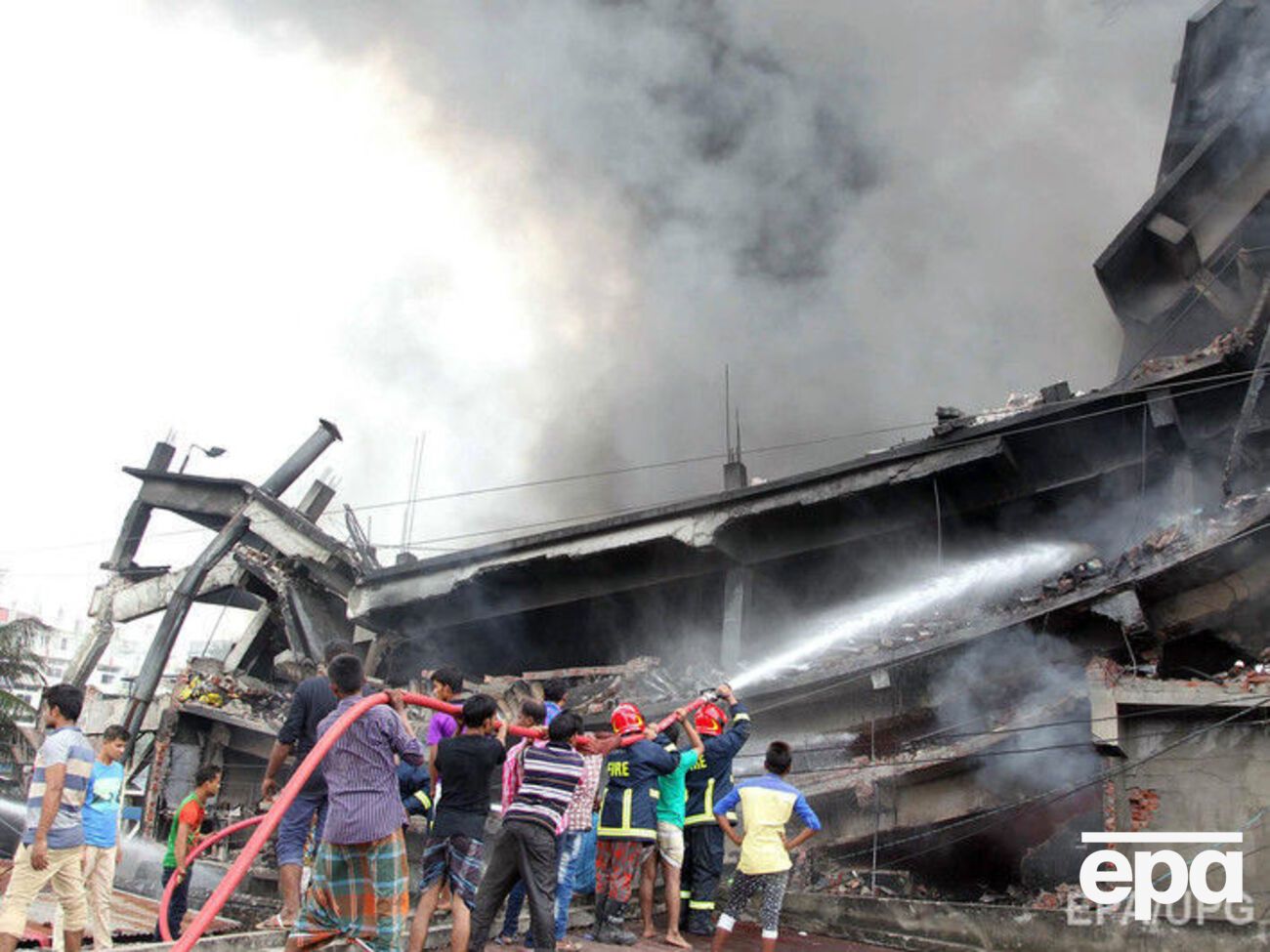 Часть здания фабрики разрушена взрывом