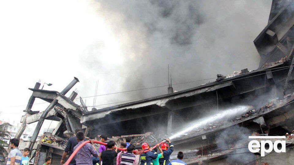 Часть здания фабрики разрушена взрывом