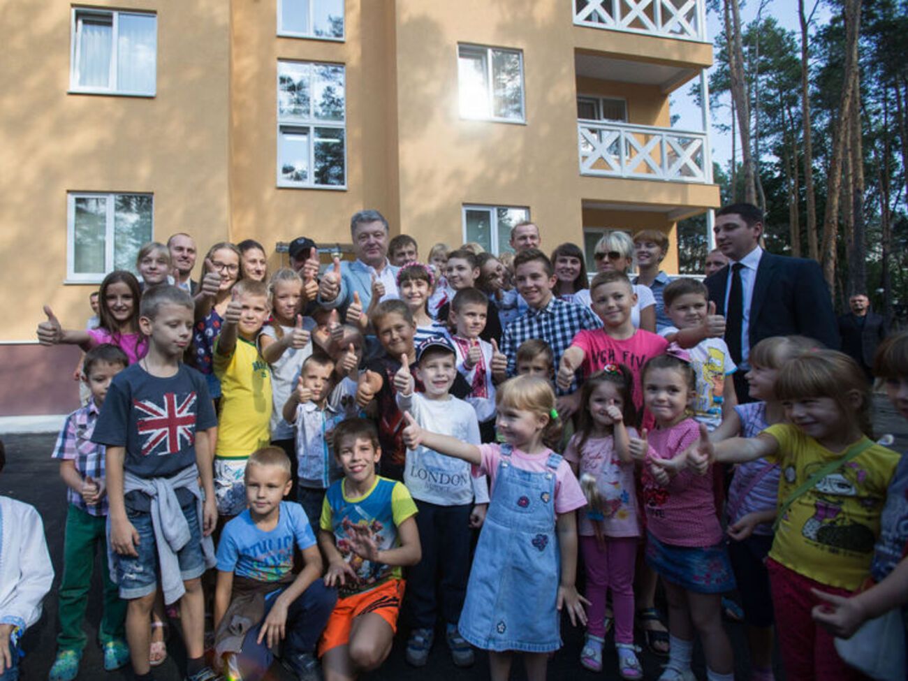 Порошенко ознакомился с завершением строительства жилого дома для военных СБУ, которые принимали участие в АТО