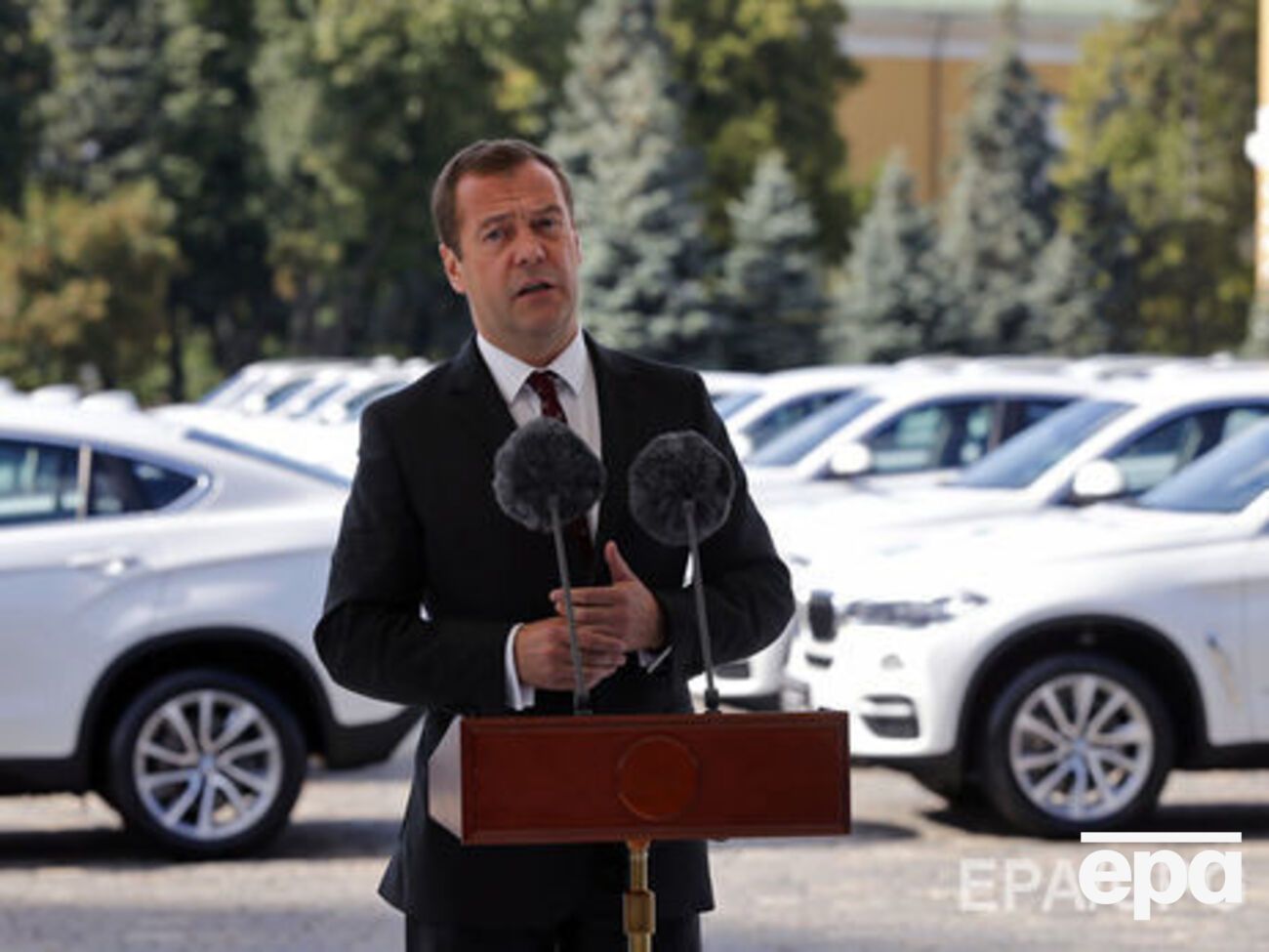 Медведев:&nbsp;В советский период автомобиль был у каждого десятого человека. Сейчас автомобиль есть в каждой семье, все ездят