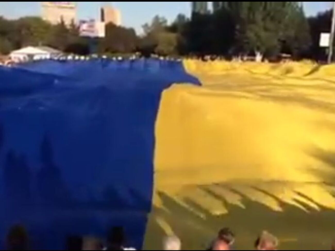 В Мариуполе развернули гигантский флаг Украины