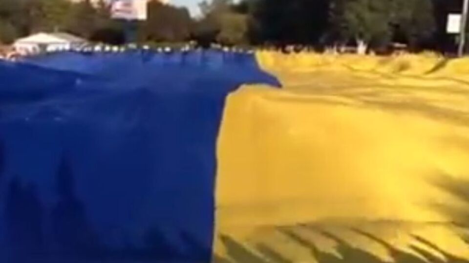 В Мариуполе развернули гигантский флаг Украины