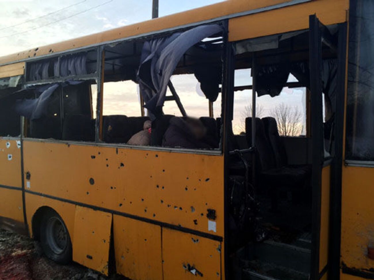 Расстрелянный террористами возле Волновахи автобус