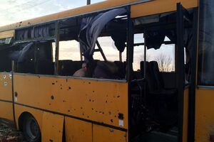 Расстрелянный террористами возле Волновахи автобус