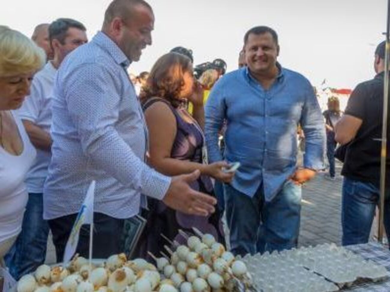 Мэр Днепра Борис Филатов (справа) наблюдает за гастрономическим рекордом