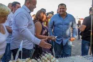 Мэр Днепра Борис Филатов (справа) наблюдает за гастрономическим рекордом