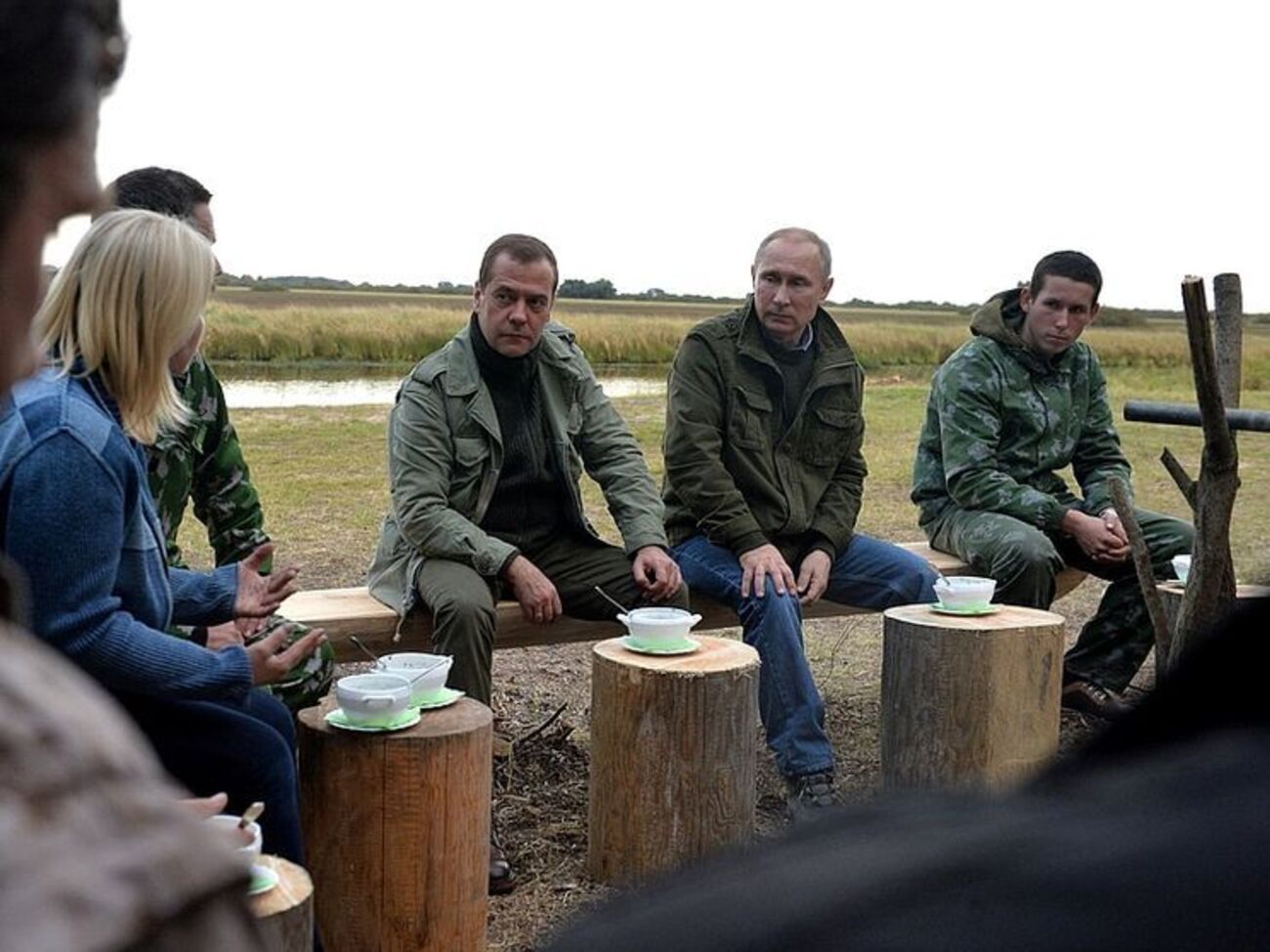 Медведев и Путин за ухой