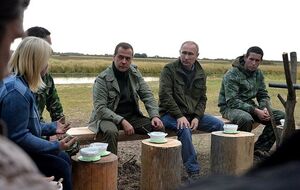 Медведев и Путин за ухой