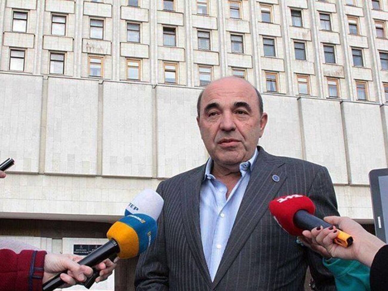 Рабинович считает, что результаты многих соцопросов пишутся в кабинете Левочкина