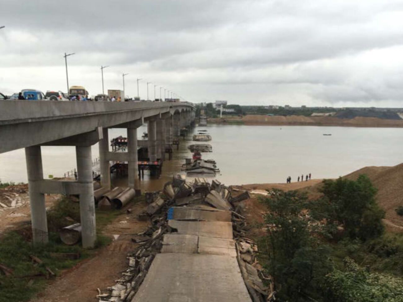 В&nbsp;китайской провинции Цзянси рухнул мост, по которому ехали авто